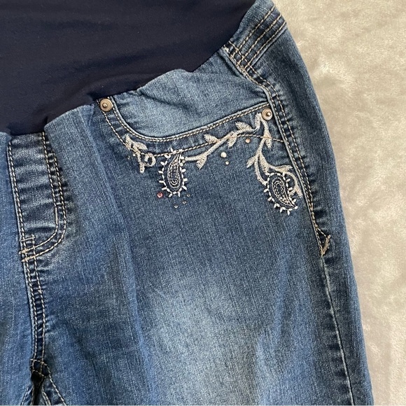 Bella Vida Maternity Embroidered Pockets and Rhinestones Capri Jeans Size XL - Picture 4 of 10